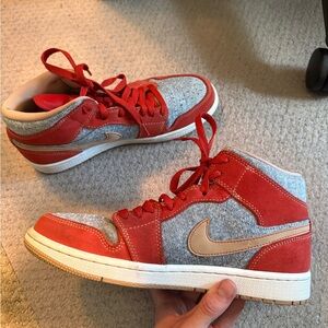 NIKE - JORDAN 1 MID (Denim Red)